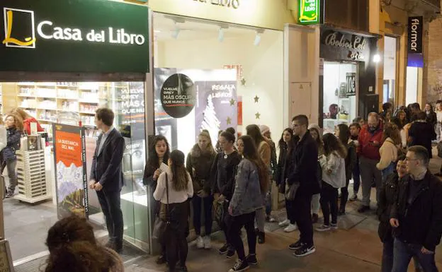 Colas a la puerta de la libería desde primera hora de la mañana 