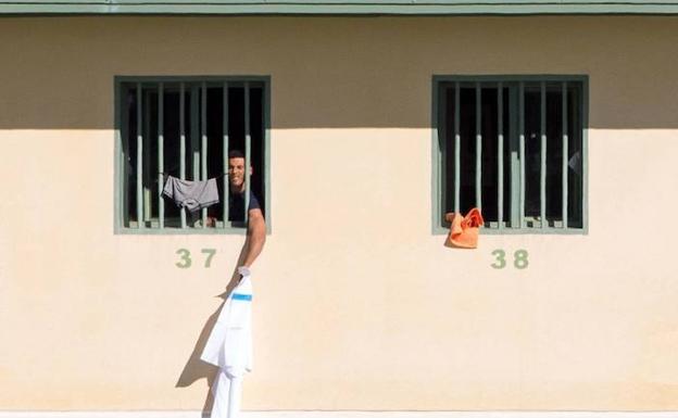 Un interno se asoma a una de las ventanas del futuro centro penitenciario. 