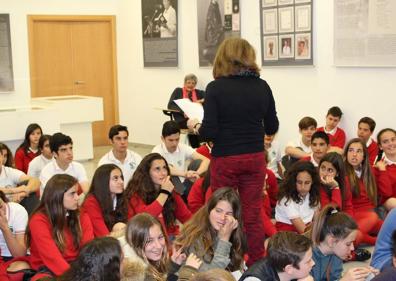 Imagen secundaria 1 - Arriba, Biblioteca municipal José Moreno Villa de Churriana. Abajo, imagen de los encuentros poéticos con escolares y la Biblioteca Bernabé Fernández Canivell, en Pedregalejo.