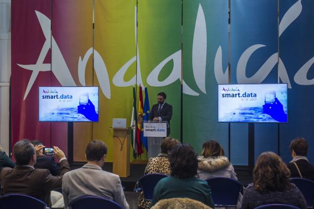 Fernández, ayer en la presentación de 'Smart Data'. :: fran acevedo