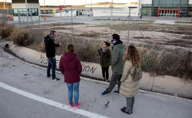 Activistas a las puertas del centro de Archidona 