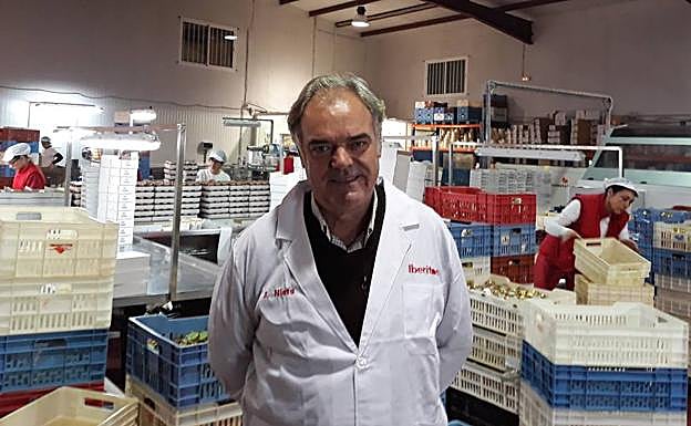 Daniel Nieto, en el área de embalajes de la fábrica de Santa Amalia. 