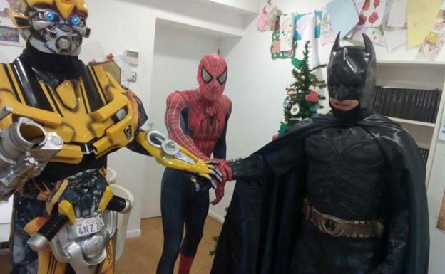 El grupo de superhéroes, en una de sus visitas a un hospital.
