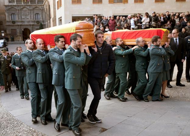 Funeral celebrado ayer en Alcañiz por los agentes asesinados. :: efe