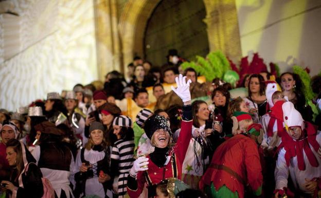 6. En Nochevieja, los coínos salen a la calle como si fuera Carnaval.