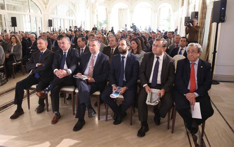 El consejero de Empleo, Javier Carnero, protagonista del encuentro organizado por SUR en colaboración con la Fundación Cajasol