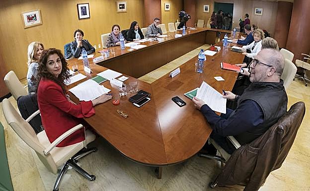Reunión de la consejera con los sindicatos de funcionarios, ayer en Torretriana. 