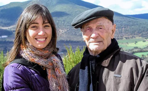 Francisco (El Hombrecino) y su nieta Susana, durante su viaje a Almendral en 2012, con la sierra donde se refugió en la Guerra Civil al fondo. Él murió al año siguiente. 
