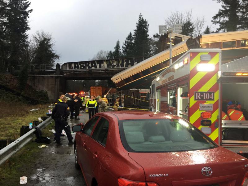 Un tren descarrila y queda colgando sobre una autopista en el estado de Washington