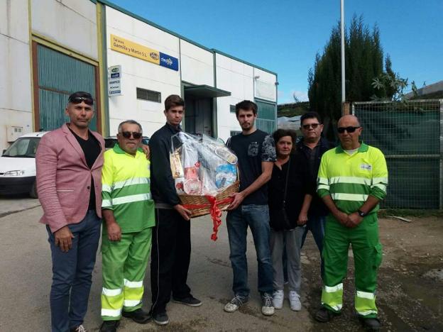 Empleados de Livitemsa, con los hijos y la viuda de Villena. 