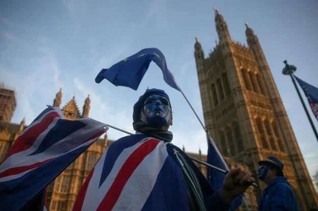 Manifestantes se movilizan frente al Parlamento de Westminster para escenificar su oposición al 'brexit'. :: daniel LEAL-OLIVAS / afp