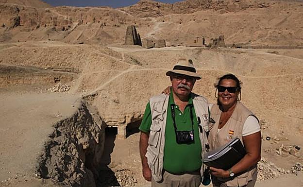 Los egiptólogos Francisco Martín y Teresa Bedman lideran las investigaciones que centran el libro. 
