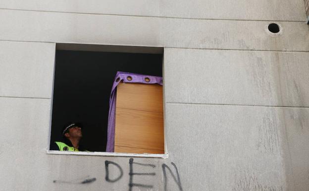 Imágenes del despliegue policial en el interior de los edificios okupados en la zona de Juan XXIII.