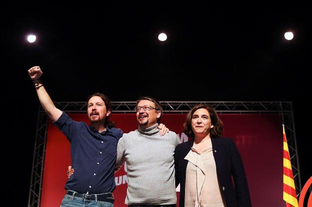 Iglesias, Domènech y Colau, ayer cerraron la campaña en Santa Coloma de Gramanet. :: A. G. / efe