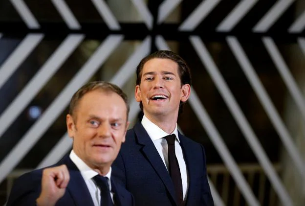 Donald Tusk, ayer junto a Sebastian Kurz en Bruselas. 