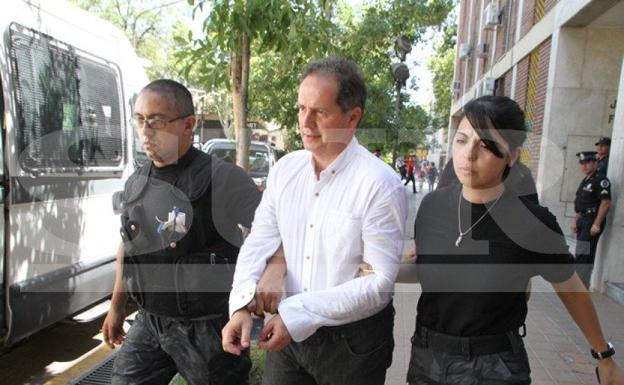 Carlos Fernández, ayer a la salida del juzgado. 