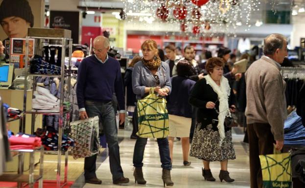 Clientes realizan compras navideñas en un centro comercial (archivo).