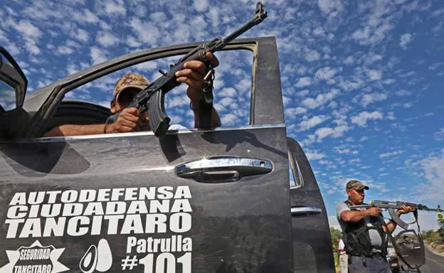 Puesto de control en Tancítaro. Los grupos de autodefensa han blindado el municipio contra los extorsionadores.