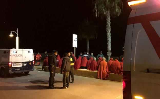 Llegada de los inmigrantes a las playas de Rincón de la Victoria. 