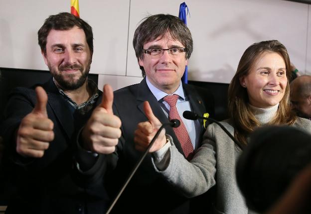 Carles Puigdemont celebra, anoche, los resultados de las elecciones autonómicas en Bruselas. :: Stephanie Lecocq / efe
