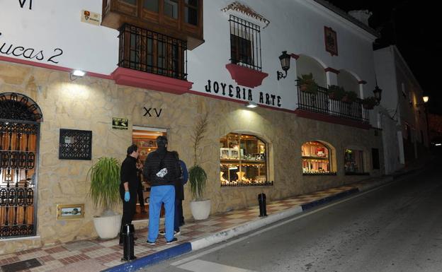 Dos ladrones atracan una joyería en el centro de Marbella 