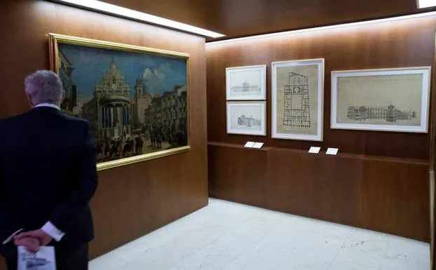 Un hombre visita la exposición 'Ventura Rodríguez. Arquitecto de la ilustración. 