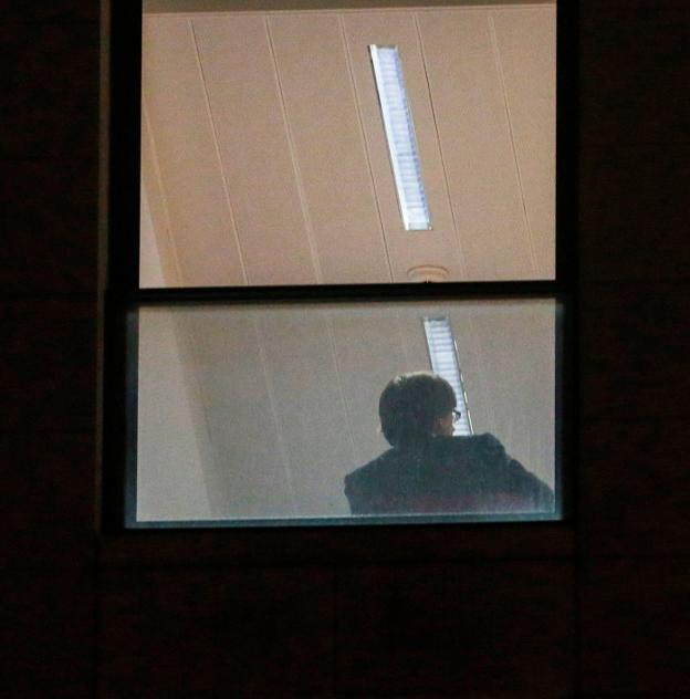 Puigdemont espera para declarar ante la Fiscalía belga el pasado 5 de noviembre. :: OLIVIER HOSLET / efe