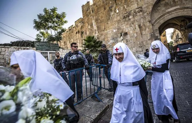 Control. Monjas cristianas pasan junto al puesto militar israelí al cruzar la puerta de los Leones, que da acceso a la Ciudad Vieja de Jerusalén. :: ATEF SAFADI