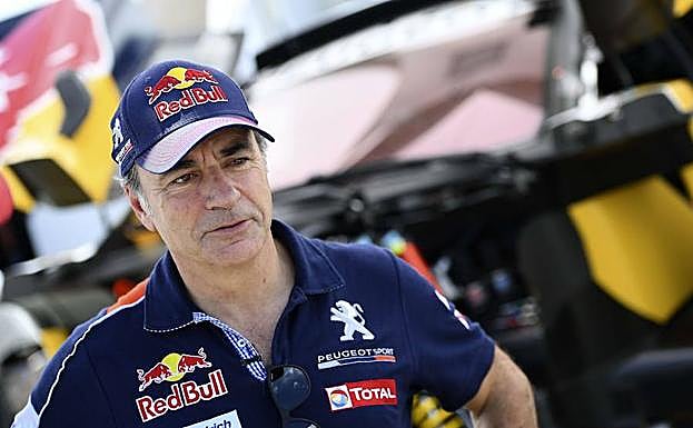 Carlos Sainz atiende a los medios antes de partir hacia el Rally Dakar, que se corre en Paraguay, Argentina y Bolivia del 2 al 14. 