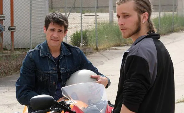 Emilio Palacios (derecha) y Juan José Ballesta, en la serie ‘Servir y proteger’.