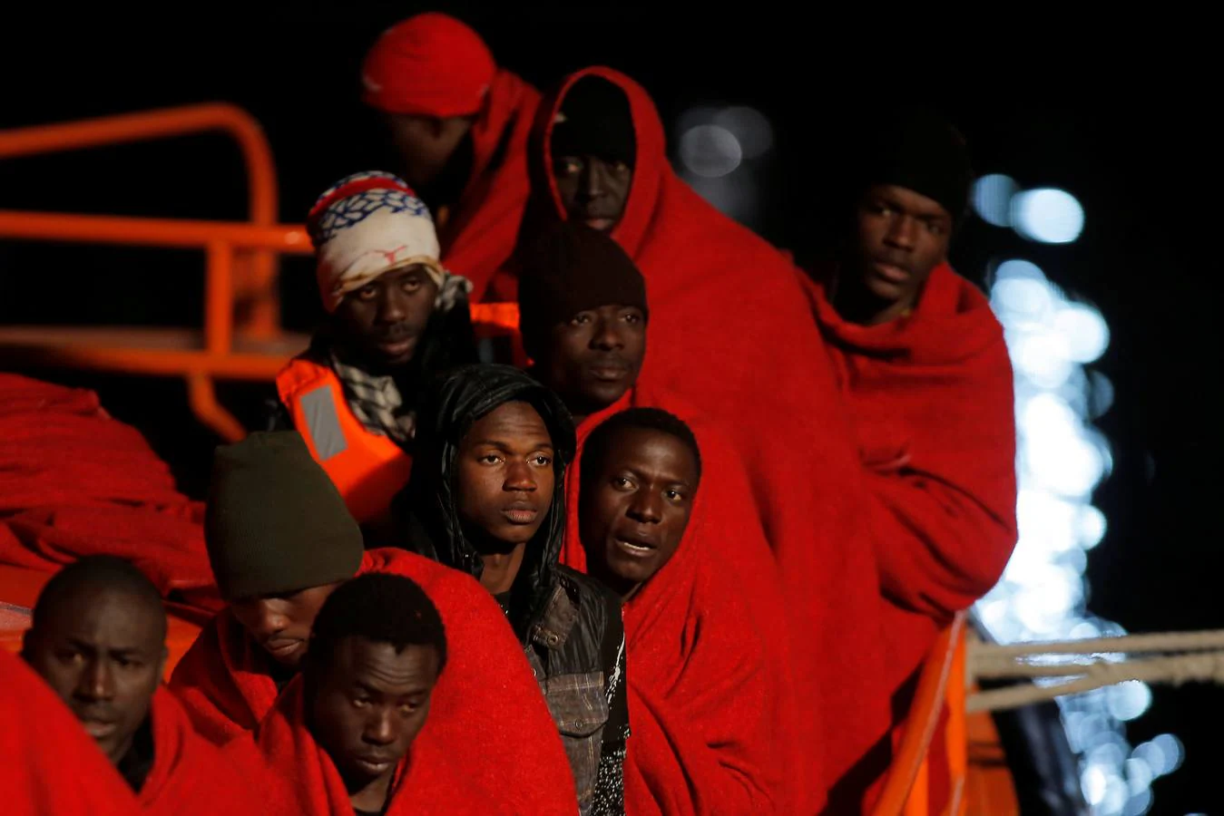 Un total de 54 inmigrantes, 15 de ellos mujeres, han llegado al puerto de Málaga trasladados por la embarcación Salvamar Alnitak tras haber sido rescatados de una patera en el mar de Alborán.
