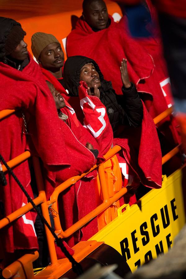 Un total de 54 inmigrantes, 15 de ellos mujeres, han llegado al puerto de Málaga trasladados por la embarcación Salvamar Alnitak tras haber sido rescatados de una patera en el mar de Alborán.