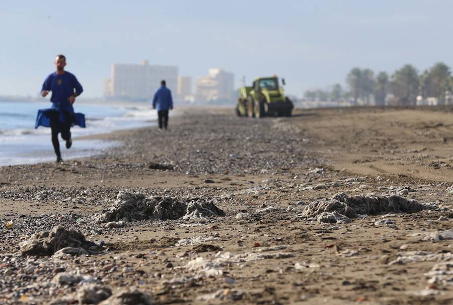 Las playas de la Misericordia llevan dos días mostrando su peor cara, anegadas de toallitas y basuras, que se esparcen por toda la zona de arena. Pequeñas montañas de residuos, que esta mañana estaban limpiando los operarios de Limasa.