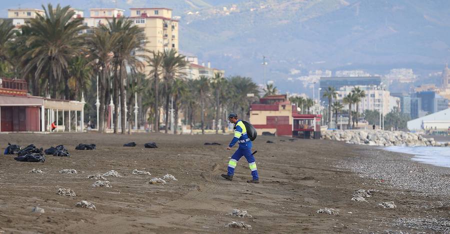 Las playas de la Misericordia llevan dos días mostrando su peor cara, anegadas de toallitas y basuras, que se esparcen por toda la zona de arena. Pequeñas montañas de residuos, que esta mañana estaban limpiando los operarios de Limasa.