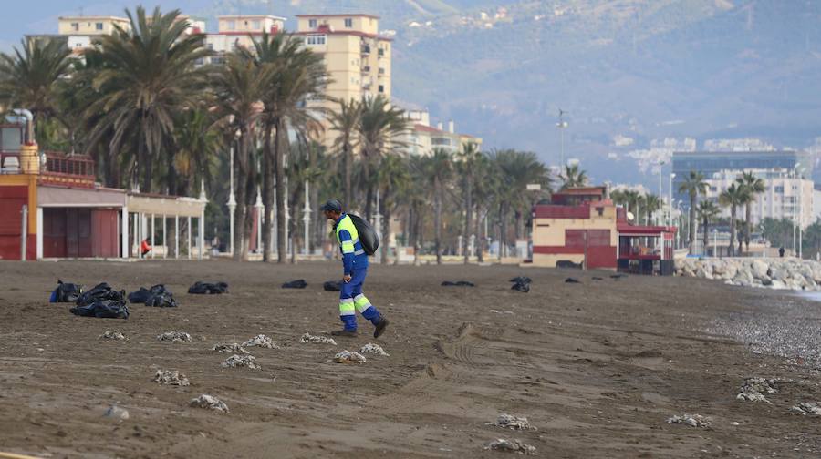 Las playas de la Misericordia llevan dos días mostrando su peor cara, anegadas de toallitas y basuras, que se esparcen por toda la zona de arena. Pequeñas montañas de residuos, que esta mañana estaban limpiando los operarios de Limasa.