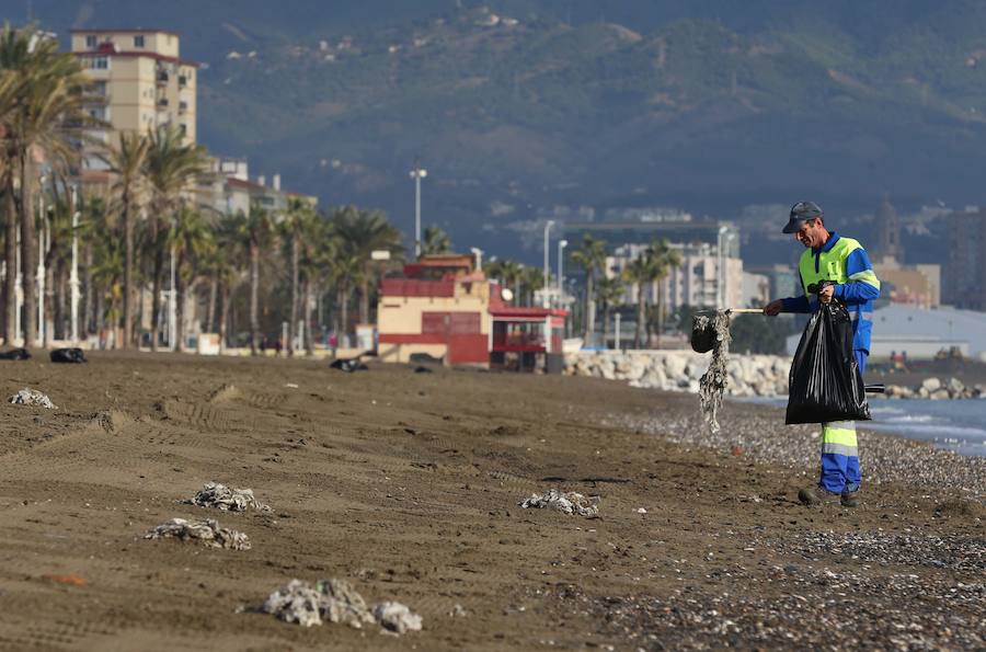 Las playas de la Misericordia llevan dos días mostrando su peor cara, anegadas de toallitas y basuras, que se esparcen por toda la zona de arena. Pequeñas montañas de residuos, que esta mañana estaban limpiando los operarios de Limasa.