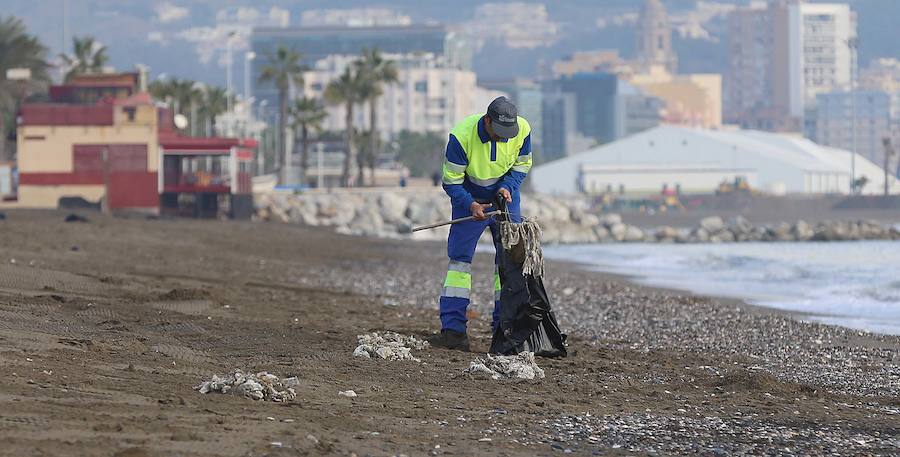 Las playas de la Misericordia llevan dos días mostrando su peor cara, anegadas de toallitas y basuras, que se esparcen por toda la zona de arena. Pequeñas montañas de residuos, que esta mañana estaban limpiando los operarios de Limasa.