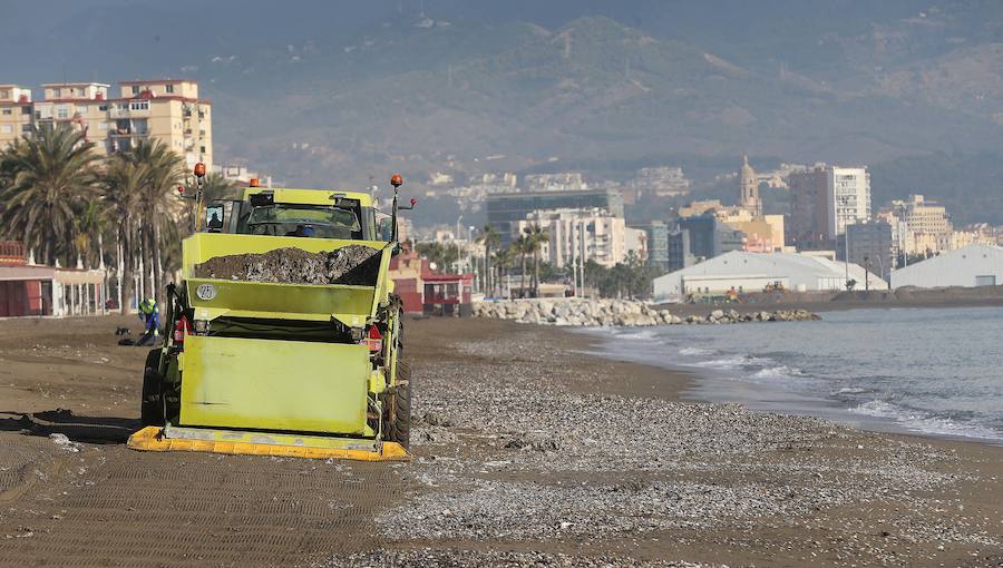 Las playas de la Misericordia llevan dos días mostrando su peor cara, anegadas de toallitas y basuras, que se esparcen por toda la zona de arena. Pequeñas montañas de residuos, que esta mañana estaban limpiando los operarios de Limasa.