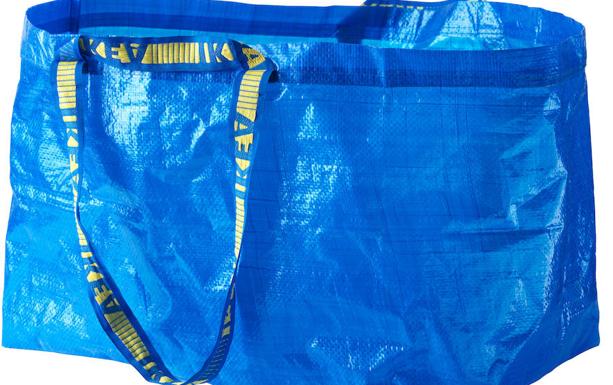 Una versión de lujo. Gvasalia dio un pelotazo al transformar la famosa bolsa de plástico de Ikea en un deseo trabajado con piel de cordero.