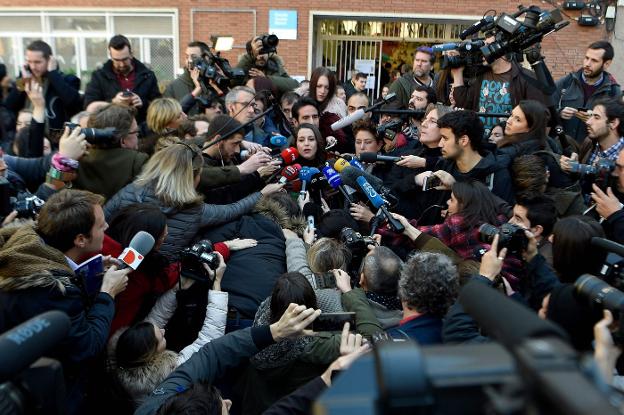 Arrimadas atiende a los medios de comunicación tras votar en Barcelona el pasado jueves. :: LLUIS GENE / afp