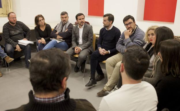 Garzón, Maíllo y Ahumada, ayer, en su reunión con colectivos de atención a inmigrantes. 