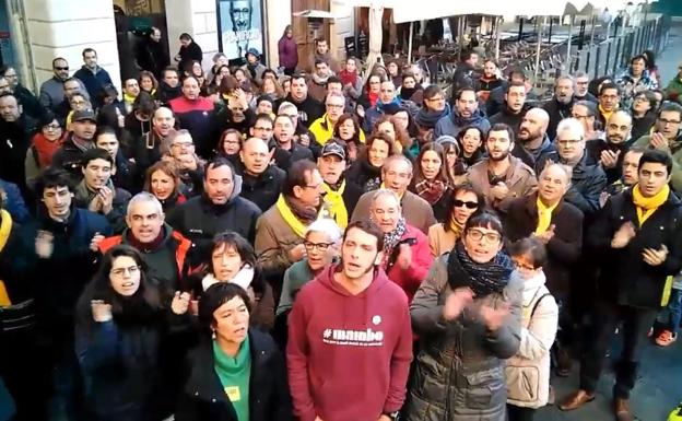 Oriol y Marta encabezan una protesta por la orden de detención.