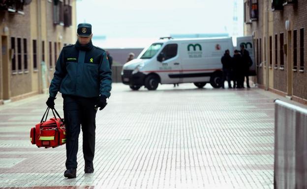 Servicios funerarios frente al domicilio donde se cometió el asesinato.