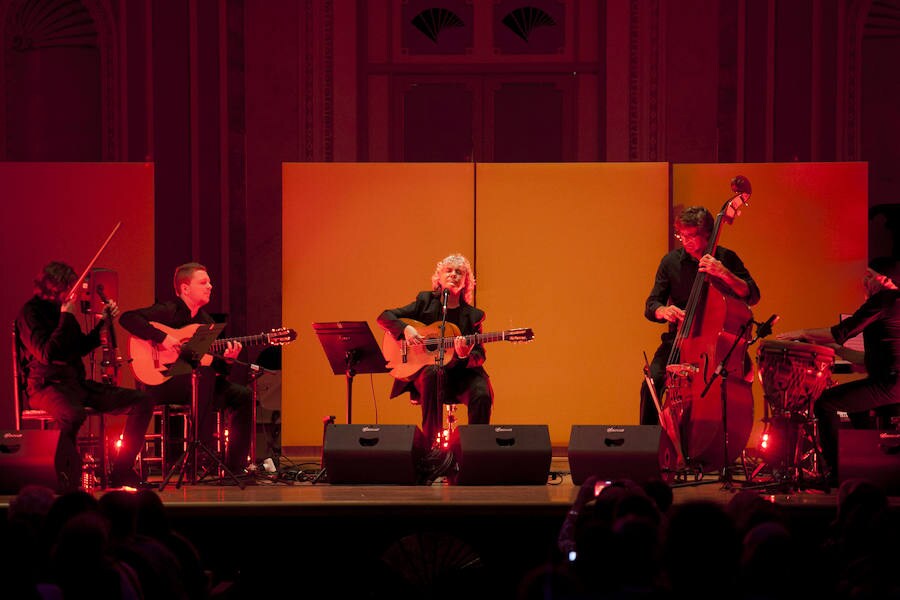 La Sala Unicaja de Conciertos María Cristina acogió el concierto de la cantaora Mayte Martín, quien repasó en directo su álbum 'alCANTARaManuel', dedicado a la poesía de Manuel Alcántara.