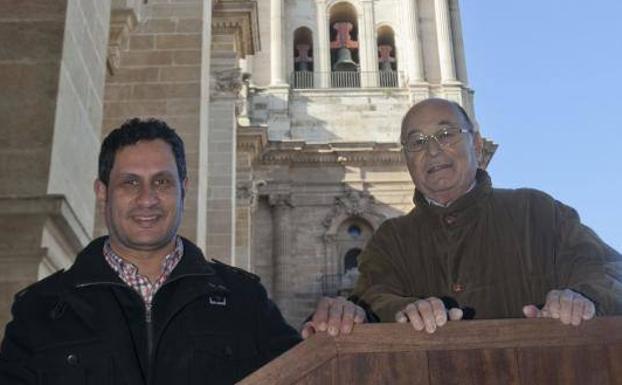 El relojero Germán Gil y el aparejador Fernando Ramos en la Catedral de Málaga.