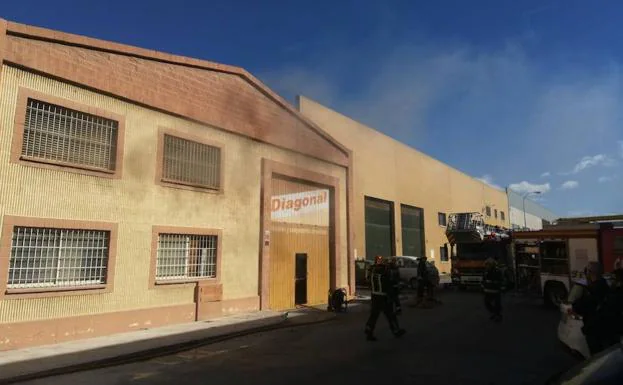 El incendio ha tenido lugar en el polígono San Luis. 
