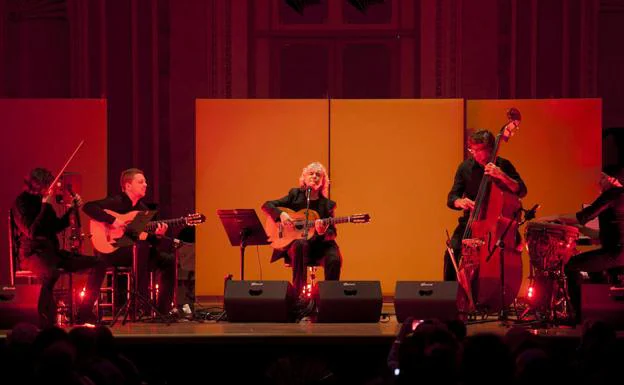 Mayte Martín y sus músicos, durante la actuación de anoche en la sala Unicaja de conciertos María Cristina.