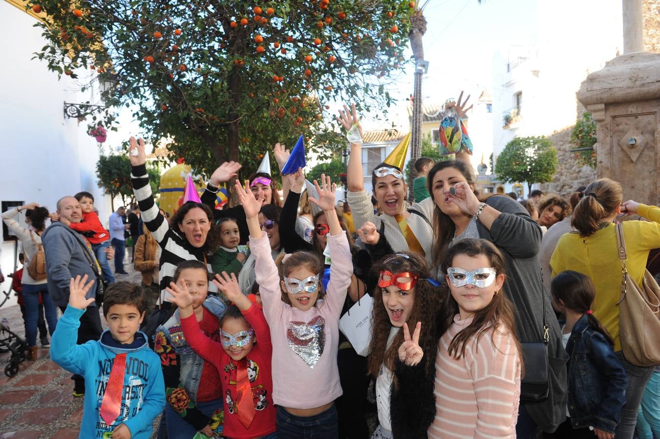 La Plaza de la Iglesia se llena de niños y niñas para despedir el año con una gran fiesta infantil y 12 uvas de gominola