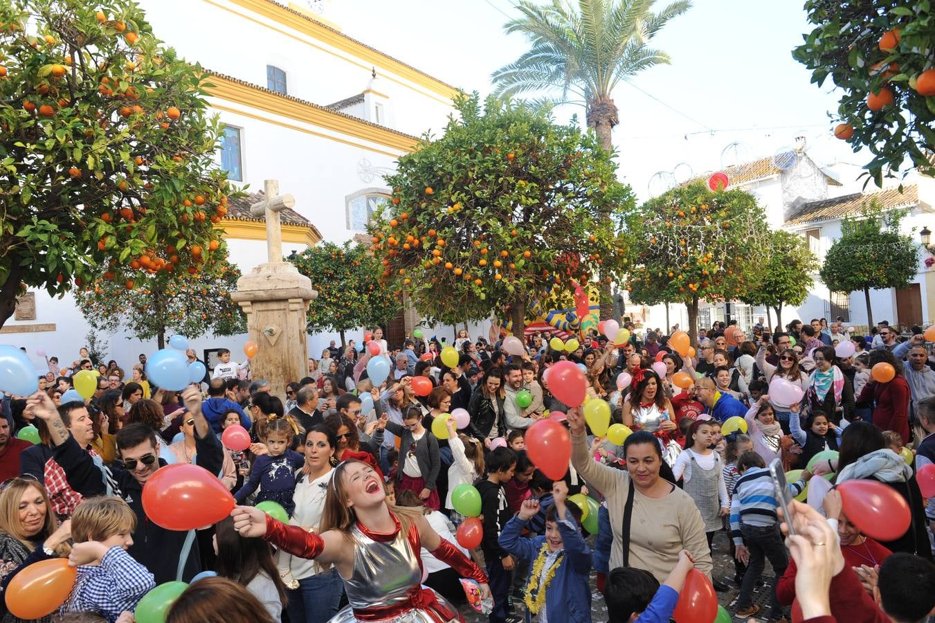 La Plaza de la Iglesia se llena de niños y niñas para despedir el año con una gran fiesta infantil y 12 uvas de gominola