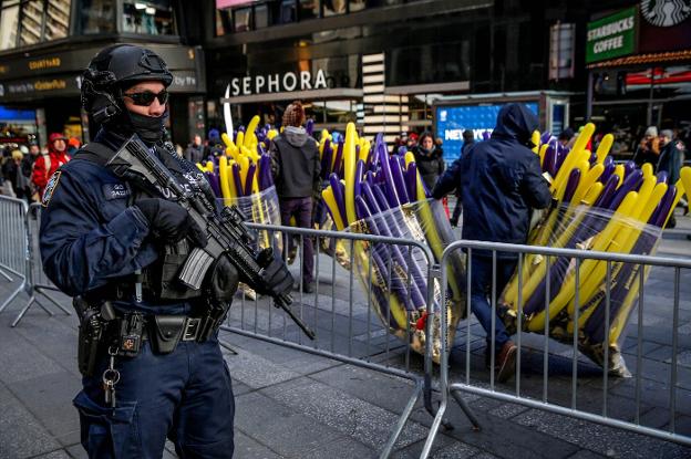 Un miembro de la unidad antiterrorista de la Policía de Nueva York vigila la preparación de los actos en Times Square. :: reuters